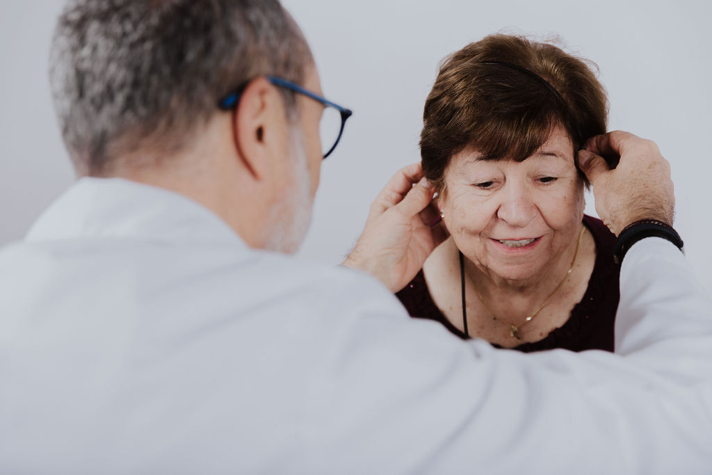 La mejora auditiva para un paciente de Alzheimer.